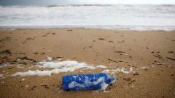Una bottiglia di plastica su una spiaggia francese nel Golfo di Biscaglia