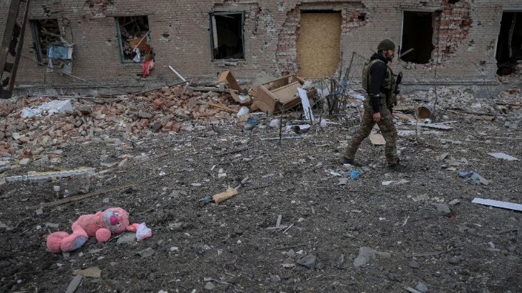 Um militar ucraniano caminha perto de um prédio destruído, em meio ao ataque da Rússia à Ucrânia, na cidade de Chasiv Yar, na linha de frente, na região de Donetsk, Ucrânia, em 5 de março de 2024. REUTERS/Oleksandr Ratushniak