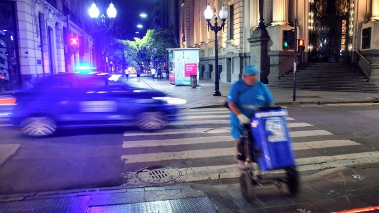 Um carro de polícia patrulhando as ruas de Rosário