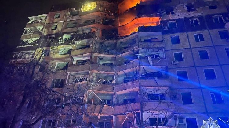 Uma vista mostra um prédio de apartamentos danificado por um ataque de míssil russo, em meio ao ataque da Rússia à Ucrânia, em Kryvyi Rih, região de Dnipropetrovsk, Ucrânia, 12 de março de 2024. Press service of the Patrol Police of Kryvyi Rih/Handout via REUTERS 