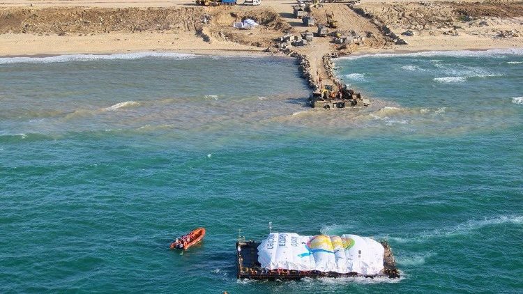 Une barge en provenance de Chypre avec de la nourriture, arrive à Gaza le 15 mars