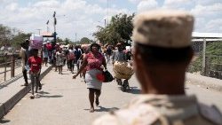 Ciudadanos haitianos transportan productos comprados en la frontera entre República Dominicana y  Haití, mientras continúa la violencia en el país.