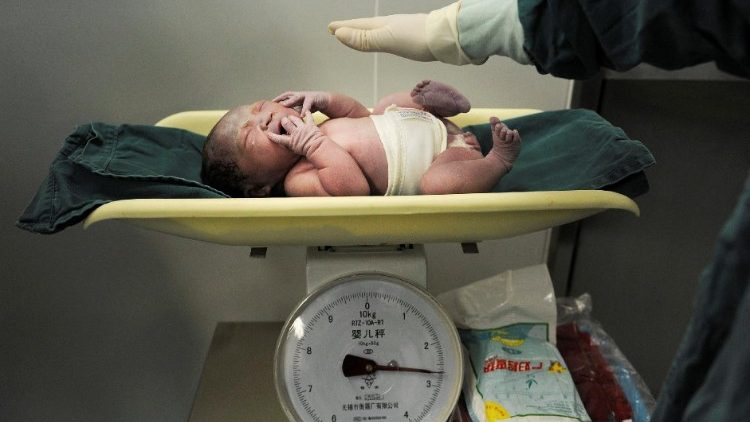 Neugeborenes Baby in China - Archivbild von 2011