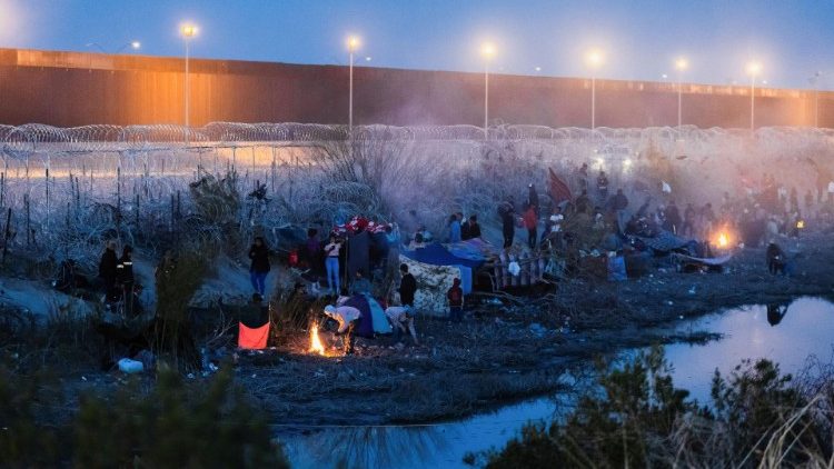 Migrantes acampan junto al muro fronterizo en el lado estadounidense del Río Bravo. (REUTERS)