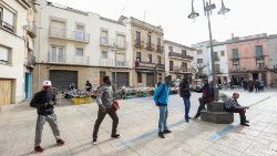 Migrantes de Senegal en una plaza de Barcelona, España