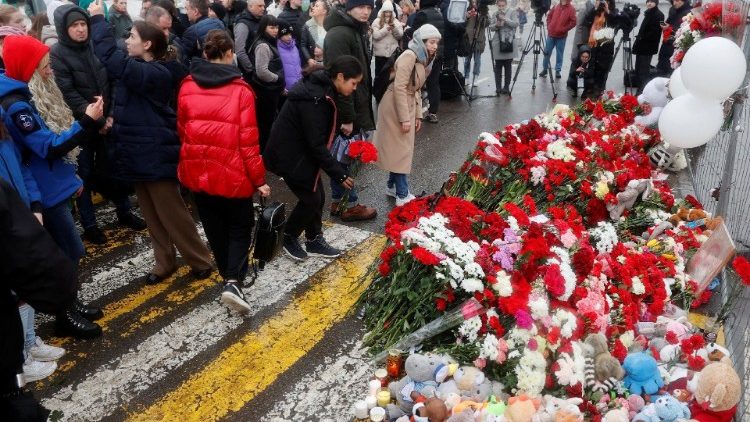 Um memorial às vítimas do atentado já foi feito em frente ao Crocus City Hall