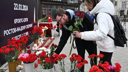 Cittadini rendono omaggio alle vittime dell'attacco al Crocus City Hall di Mosca