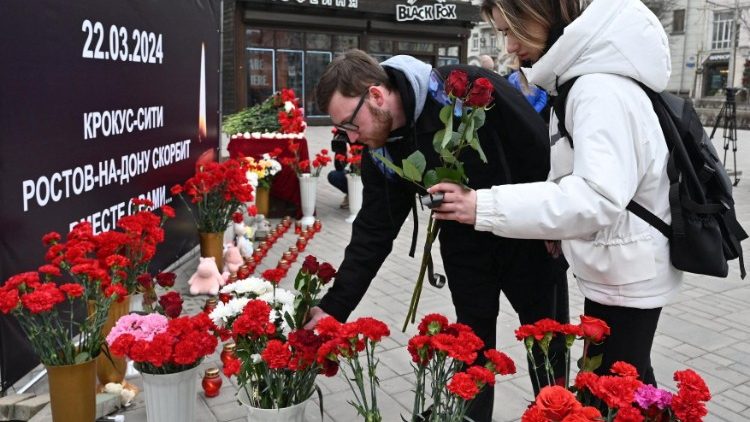 Cittadini rendono omaggio alle vittime dell'attacco al Crocus City Hall di Mosca