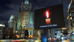 Електронен екран, инсталиран близо до централата на руското външно министерство, показва съобщението "Ние скърбим. 22.03.2024" в Москва
