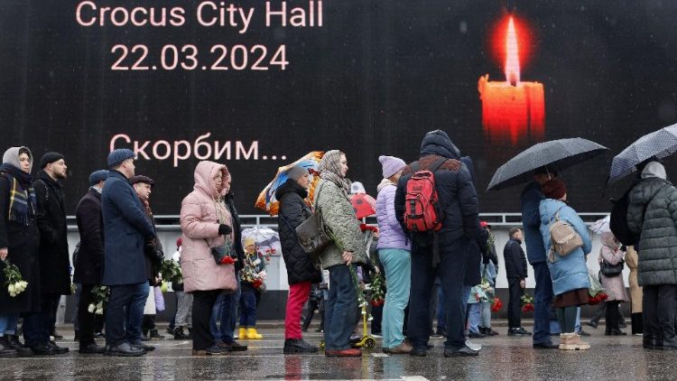 Hommage de Moscovites sur le lieu de l'attaque dans la salle de concert Crocus City Hall survenue le 22 mars 2024 et ayant tué 137 personnes. 