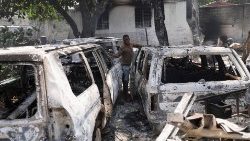 Resti carbonizzati di veicoli incendiati da bande a Port-au-Prince