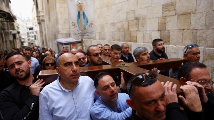 النائب البطريركي في إسرائيل يقول إن البابا شاء أن يعرب عن عطفه الأبوي حيال الجماعة المتألمة في الأرض المقدسة