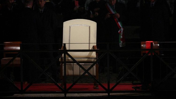 Leerer Stuhl des Papstes beim Kreuzweg am Kolosseum