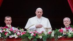 Papst Franziskus hat am Ostersonntag von der Mittelloggia des Petersdoms seine Osterbotschaft 2024 verlesen