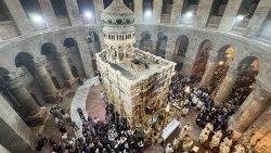 Christliche Gläubige besuchen die Ostermesse in der Grabeskirche in der Jerusalemer Altstadt, 31. März 2024.
