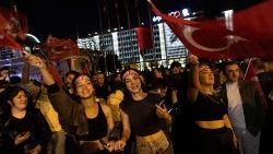 Cittadini di Istanbul festeggiano la vittoria del sindaco Ekrem Imamoglu