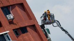 地震のため傾斜した建物で作業する救急隊員　2024年4月4日　台湾・花蓮