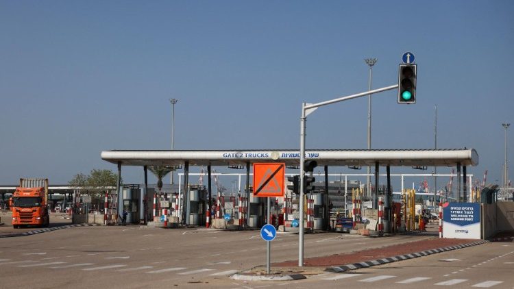 Vista del puerto de Ashdod después de que el gabinete israelí aprobara su uso temporal para el envío de ayuda a Gaza.