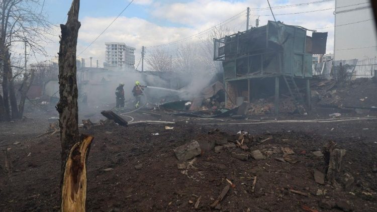 Strażacy pracujący na miejscu uderzonym przez rosyjski pocisk w Charkowie, 7 kwietnia 2024 r.
