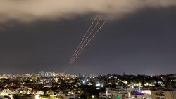 צילום: מערכת נגד טילים בפעולה לאחר שאיראן שיגרה מל"טים וטילים לעבר ישראל, כפי שנראה מאשקלון