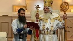 Giám mục Mar Mari Emmanuel của cộng đoàn Assyria và Cha Isaac Royel trong lễ Phục Sinh năm 2023