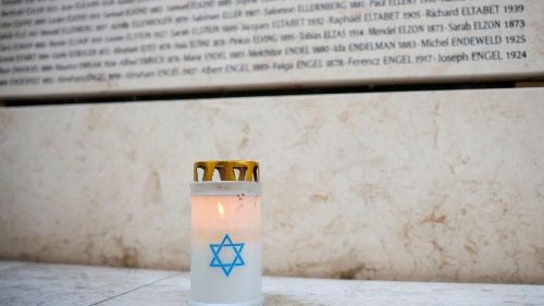 Eine Kerze mit Davidstern bei der Pariser Schoah-Gedenkstätte
