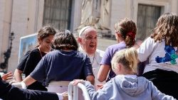 Pave Frans med barn 17. april 2024