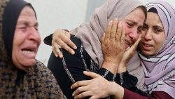 Des femmes en larmes, suite aux frappes israéliennes, à Rafah. 