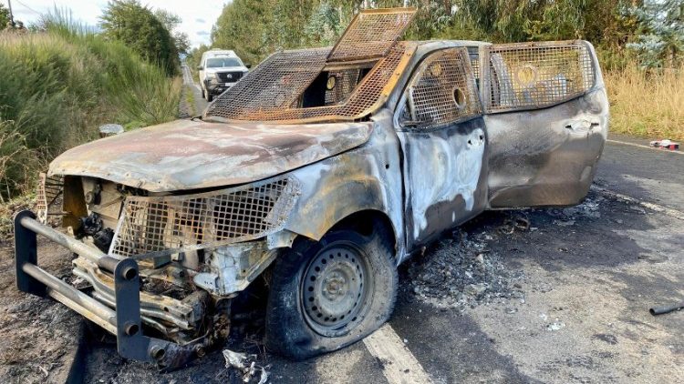 Il veicolo carbonizzato dove hanno trovato la morte i tre carabineros uccisi in Cile