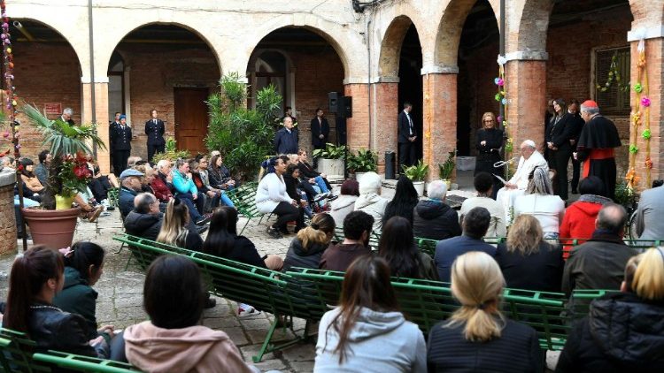 A velencei női börtön udvarán találkozott a pápa a fogvatartottakkal