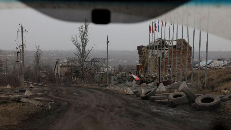 A vista de um carro mostra edifícios destruídos durante o conflito Rússia-Ucrânia na cidade de Avdiivka, na região de Donetsk, Ucrânia controlada pela Rússia, 16 de março de 2024. REUTERS/Alexander Ermochenko/Foto de arquivo