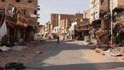 Eine Straße in der Stadt Omdurman, die im Verlauf des einjährigen Bürgerkriegs im Sudan beschädigt wurde.
