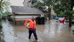  केन्या रेड क्रॉस का एक सदस्य भारी बारिश के बाद अपने घरों में फंसे निवासियों की खोज में 