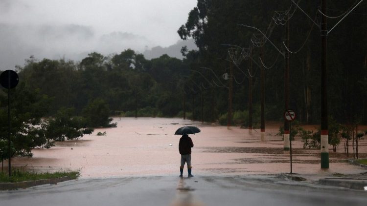 Un hombre frente a la carretera inundada cerca del río Taquari durante las fuertes lluvias en la ciudad de Encantado en Rio Grande do Sul, Brasil. (REUTERS)