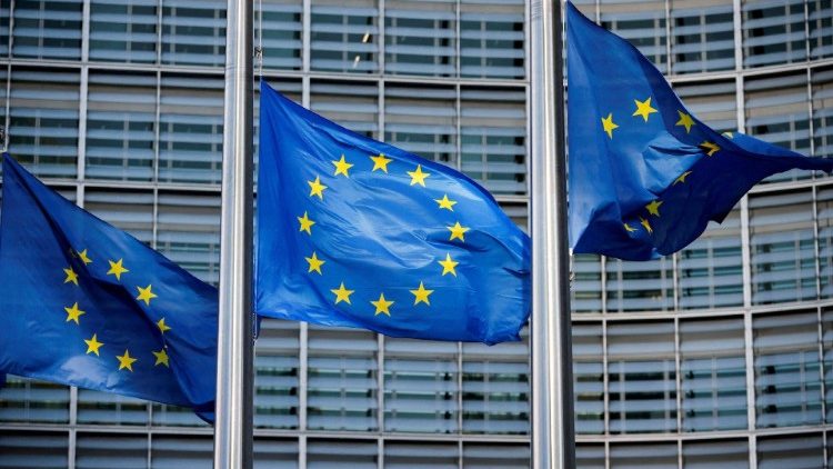 Le bandiere dell'Unione europea sventolano davanti alla sede della Commissione europea a Bruxelles
