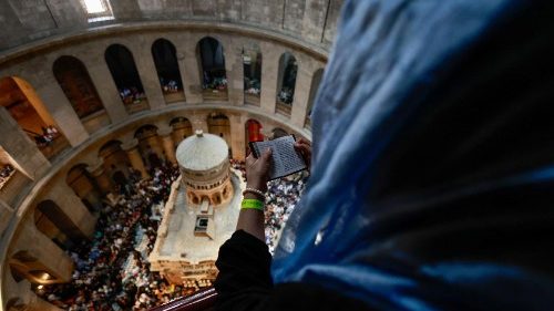 Jerusalem: Orthodoxe Christen feiern Oster-Feuerwunder 