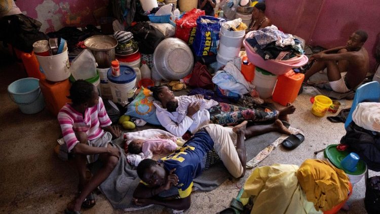 Wewnętrzni uchodźcy na Haiti chroniący się przed przemocą wynikającą z walk gangów, 5 maja 2024 r.
