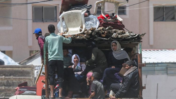 
                    Rafah: exército israelense ordena evacuação e civis fogem da cidade
                