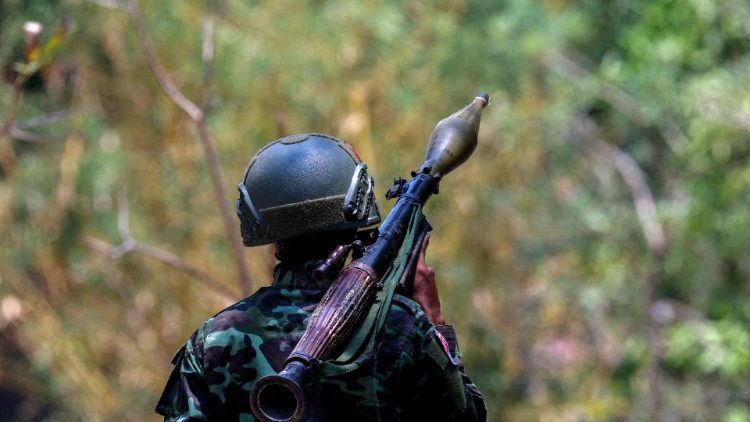 Voják Karenské národně osvobozenecké armády (KNLA) nese odpalovací zařízení RPG na myanmarské vojenské základně ve vesnici Thingyan Nyi Naung na předměstí Myawaddy.