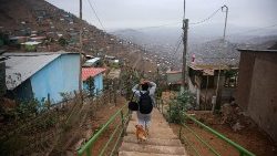 Une Péruvienne ayant traversé la tracé de l'ancien "mur de la honte" dans les collines surplombant Lima. Ce mur, séparant les bidonvilles de propriétés de luxe, a été abattu à l'été 2023 sur ordre du Tribunal constitutionnel.