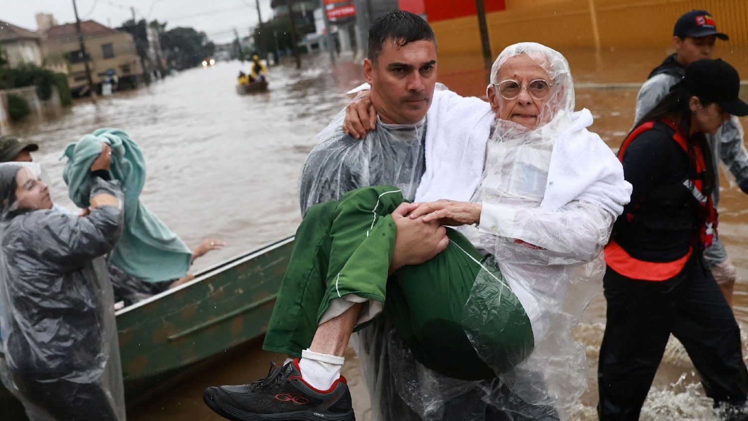 Pope calls Brazilian Archbishop in solidarity for floods