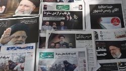 故ライシ大統領の写真を掲げるイランの新聞