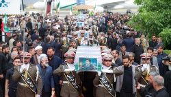 Katonák a tragikus körülmények között elhunyt Ebrahim Raiszi iráni elnök koporsójával Teherán repülőterén