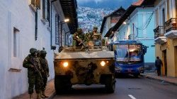 Sicherheitskräfte patrouillieren nach einem Ausbruch von Gewalt in Quito