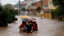Equipes de resgate evacuam pessoas de área alagada no bairro Cavalhada após fortes chuvas em Porto Alegre. (REUTERS/Diego Vara)