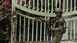 Un militaire monte la garde au quartier général des Forces armées d'Haïti, à Port-au-Prince.
