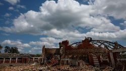 Vista da  Escola de Equitação Esportiva para Crianças e Jovens, destruída por ataques de mísseis russos, no vilarejo de Mala Danylivka, nos arredores de Kharkiv, 30 de maio de 2024. REUTERS/Valentyn Ogirenk