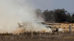 गज़ा में इस्राएल और फिलिस्तीनी इस्लामवादी समूह हमास के बीच चल रहे संघर्ष के बीच, दक्षिणी इजरायल में इस्राएल-गज़ा सीमा के पास एक इस्राएली टैंक युद्धाभ्यास करते हुए
