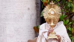 Franziskus spendet den eucharistischen Segen