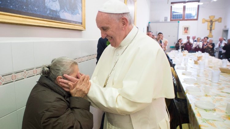 Papa em visita a lar que acolhe pessoas necessitadas